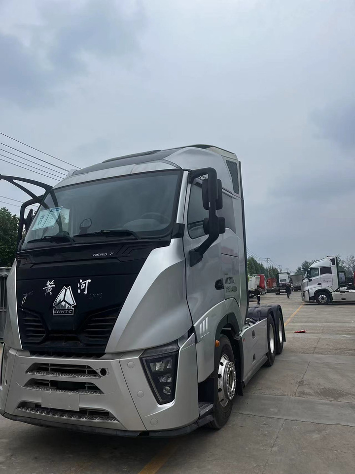 SINOTRUK Y1263 Huanghe X7 6X4 Automatic Tractor Unit - Construction machinery: picture 3 SINOTRUK Y1263 Huanghe X7 6X4 Automatic Tractor Unit - Construction machinery: picture 3