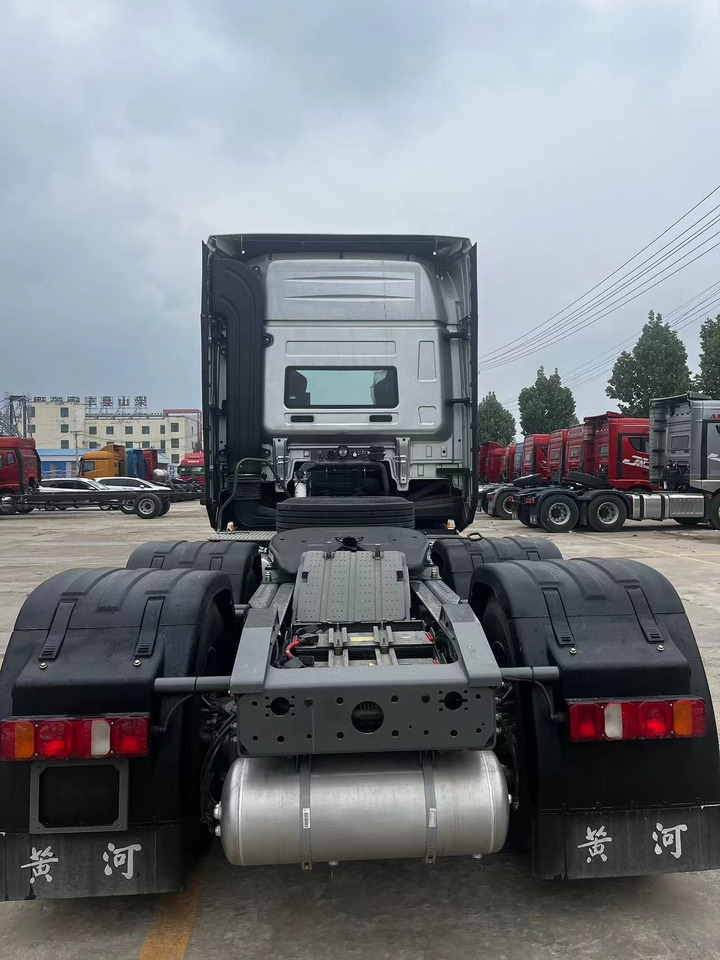 SINOTRUK Y1263 Huanghe X7 6X4 Automatic Tractor Unit - Construction machinery: picture 5 SINOTRUK Y1263 Huanghe X7 6X4 Automatic Tractor Unit - Construction machinery: picture 5