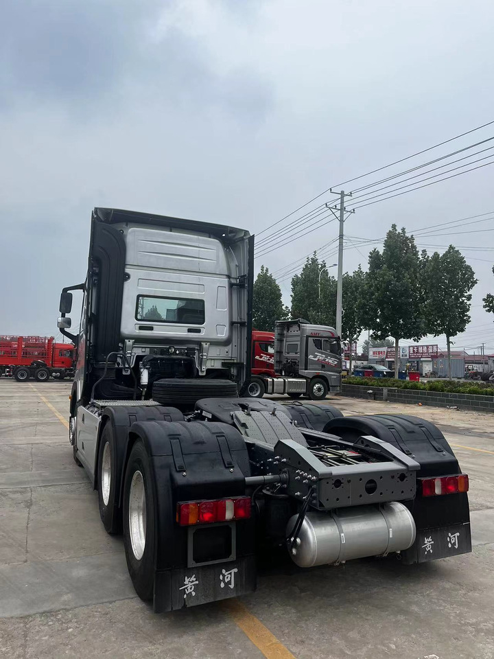 SINOTRUK Y1263 Huanghe X7 6X4 Automatic Tractor Unit - Construction machinery: picture 4 SINOTRUK Y1263 Huanghe X7 6X4 Automatic Tractor Unit - Construction machinery: picture 4