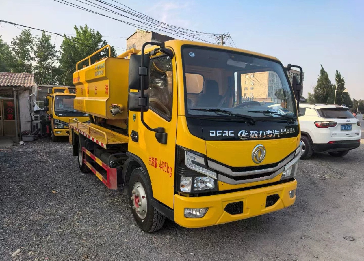 DongFeng Small Sewage Truck - Vacuum truck: picture 2 DongFeng Small Sewage Truck - Vacuum truck: picture 2