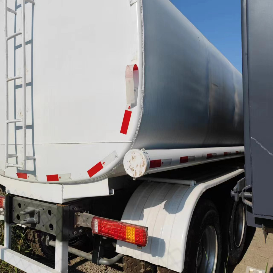 SINOTRUK HOWO 371 - Tank truck: picture 3 SINOTRUK HOWO 371 - Tank truck: picture 3