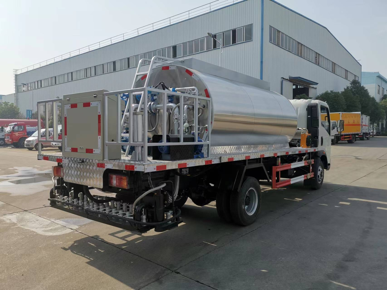 SINOTRUK HOWO CLICK HERE FOR DISCOUNT - Asphalt distributor: picture 4 SINOTRUK HOWO CLICK HERE FOR DISCOUNT - Asphalt distributor: picture 4