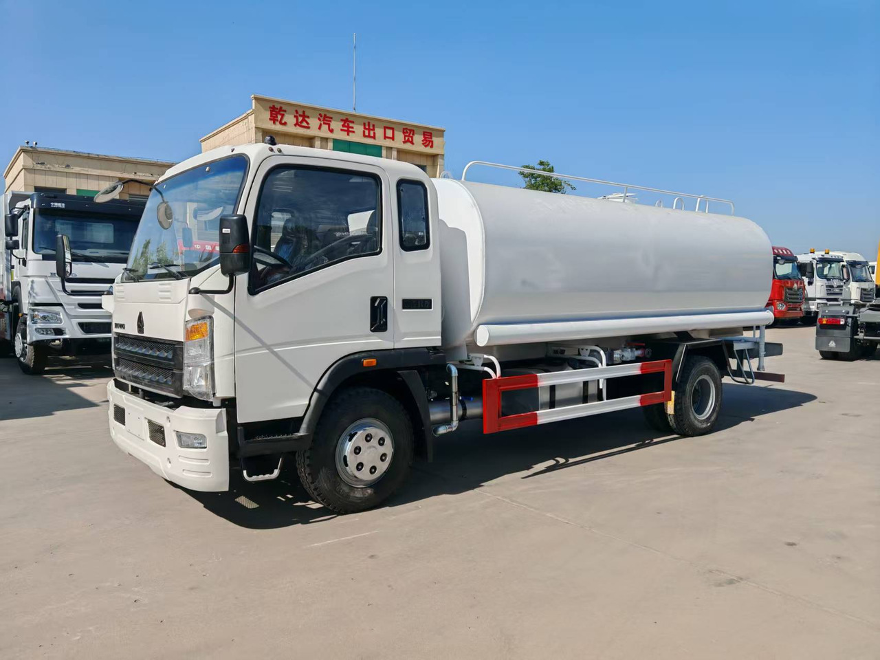 SINOTRUK Howo Water Tanker Click Here For DISCOUNT - Tank truck: picture 2 SINOTRUK Howo Water Tanker Click Here For DISCOUNT - Tank truck: picture 2