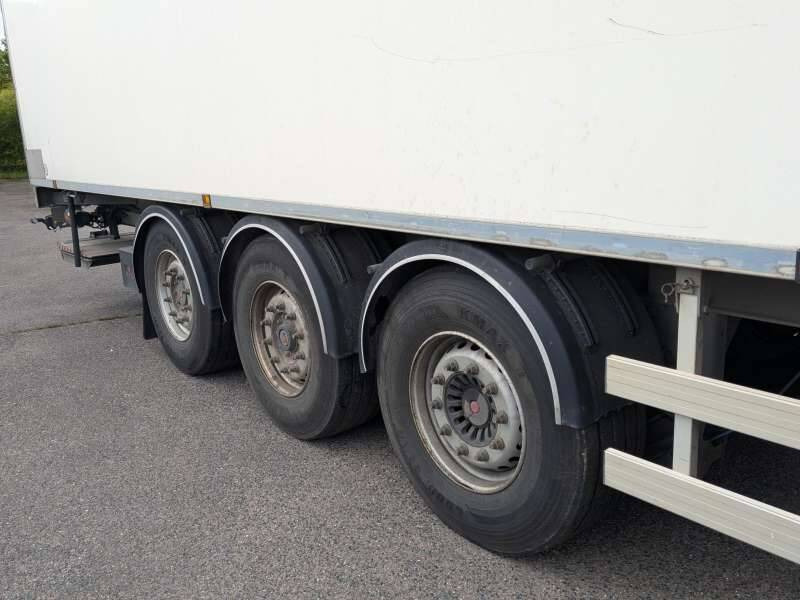 Refrigerator semi-trailer Semi-remorque 3 Essieux 38 TONNES HAYON CAISSE CHEREAU GROUPE CARRIER VECTOR 1950 MT: picture 7 Refrigerator semi-trailer Semi-remorque 3 Essieux 38 TONNES HAYON CAISSE CHEREAU GROUPE CARRIER VECTOR 1950 MT: picture 7