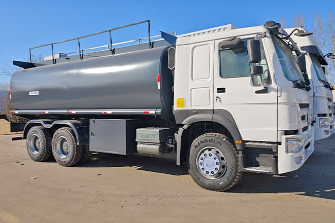SINOTRUK 2025 New Howo Oil Tanker Trucks for Sale in Congo - Tank truck: picture 1 SINOTRUK 2025 New Howo Oil Tanker Trucks for Sale in Congo - Tank truck: picture 1