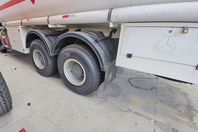 SINOTRUK Howo 400 Diesel Tanker Truck for Sale in Nigeria - Tank truck: picture 5 SINOTRUK Howo 400 Diesel Tanker Truck for Sale in Nigeria - Tank truck: picture 5