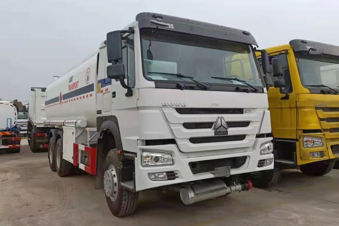 SINOTRUK Howo 6X4 Oil Truck Price for Sale in Djibouti - Tank truck: picture 1 SINOTRUK Howo 6X4 Oil Truck Price for Sale in Djibouti - Tank truck: picture 1