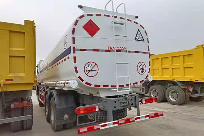 SINOTRUK Howo 6X4 Oil Truck Price for Sale in Djibouti - Tank truck: picture 4 SINOTRUK Howo 6X4 Oil Truck Price for Sale in Djibouti - Tank truck: picture 4