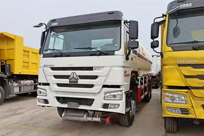 SINOTRUK Howo 6X4 Oil Truck Price for Sale in Djibouti - Tank truck: picture 2 SINOTRUK Howo 6X4 Oil Truck Price for Sale in Djibouti - Tank truck: picture 2