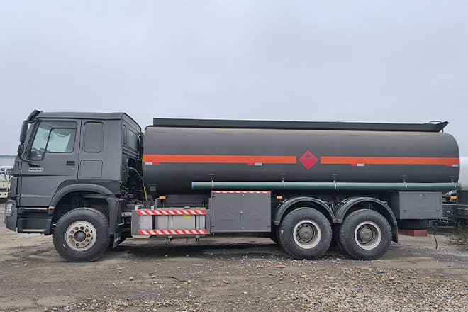 SINOTRUK Howo 6x4 380 Oil Truck for Sale in Mali - Tank truck: picture 3 SINOTRUK Howo 6x4 380 Oil Truck for Sale in Mali - Tank truck: picture 3