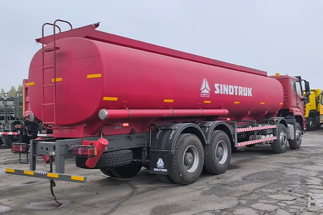 SINOTRUK Howo NX380 Diesel Tanker Truck for Sale in Tanzania - Tank truck: picture 2 SINOTRUK Howo NX380 Diesel Tanker Truck for Sale in Tanzania - Tank truck: picture 2