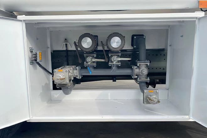 SINOTRUK Howo Stainless Steel Fuel Tanks for Trucks for Sale in Paraguay - Tank truck: picture 4 SINOTRUK Howo Stainless Steel Fuel Tanks for Trucks for Sale in Paraguay - Tank truck: picture 4