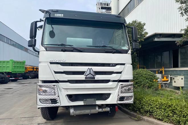 SINOTRUK Howo Stainless Steel Fuel Tanks for Trucks for Sale in Paraguay - Tank truck: picture 3 SINOTRUK Howo Stainless Steel Fuel Tanks for Trucks for Sale in Paraguay - Tank truck: picture 3