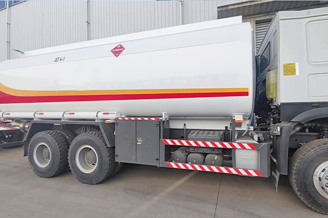 SINOTRUK Sinotruk Howo Fuel Tanker Truck Price for Sale in Ghana - Tank truck: picture 2 SINOTRUK Sinotruk Howo Fuel Tanker Truck Price for Sale in Ghana - Tank truck: picture 2