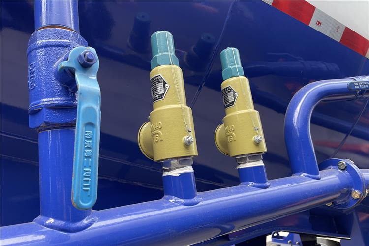 TITAN 4 Axle 60 Ton Bulker Cement Tanker Trailer for Sale In United Arab Emirates - Semi-trailer: picture 4 TITAN 4 Axle 60 Ton Bulker Cement Tanker Trailer for Sale In United Arab Emirates - Semi-trailer: picture 4