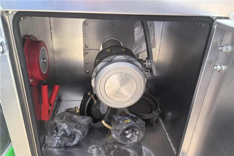 TITAN 3 Axle 45000 Liters Aluminum Tanker Trailer with Air Suspension - Tank semi-trailer: picture 4 TITAN 3 Axle 45000 Liters Aluminum Tanker Trailer with Air Suspension - Tank semi-trailer: picture 4