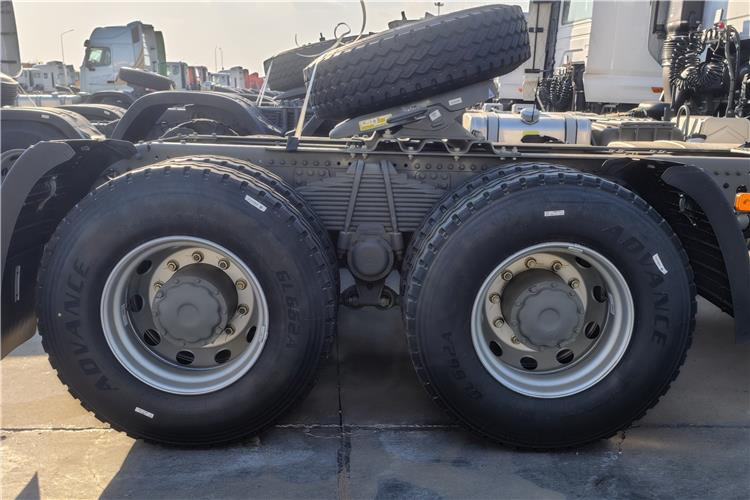 SINOTRUK Howo NX Truck Tractor 6x4 380hp Price for Sale In Tanzania - Tractor unit: picture 5 SINOTRUK Howo NX Truck Tractor 6x4 380hp Price for Sale In Tanzania - Tractor unit: picture 5