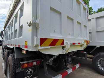 Truck for transportation of garbage SHACMAN Shacman F3000 6x4 Tractor Truck for Sale in Zambia: picture 6