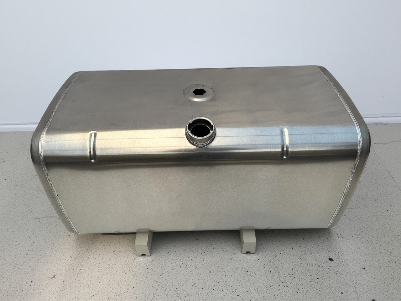 IVECO  - Fuel tank: picture 1 IVECO  - Fuel tank: picture 1