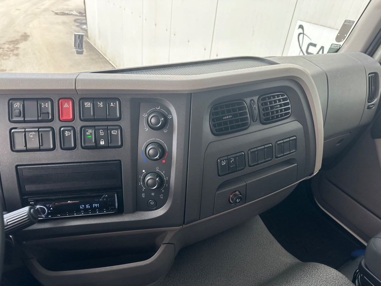 Container transporter/ Swap body truck DAF LF 310 8G LBW Bär2T 3J-Garatnie DAF LF 310 8G LBW Bär2T 3J-Garatnie: picture 9 Container transporter/ Swap body truck DAF LF 310 8G LBW Bär2T 3J-Garatnie DAF LF 310 8G LBW Bär2T 3J-Garatnie: picture 9