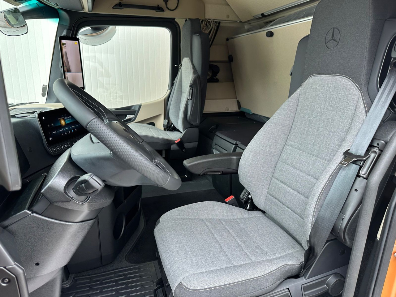 Tractor unit Mercedes-Benz Actros 1853 ProCab Bronze: picture 7