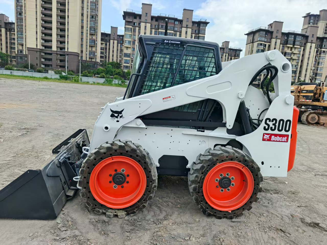 BOBCAT skid steer loader S300 - Skid steer loader: picture 1 BOBCAT skid steer loader S300 - Skid steer loader: picture 1