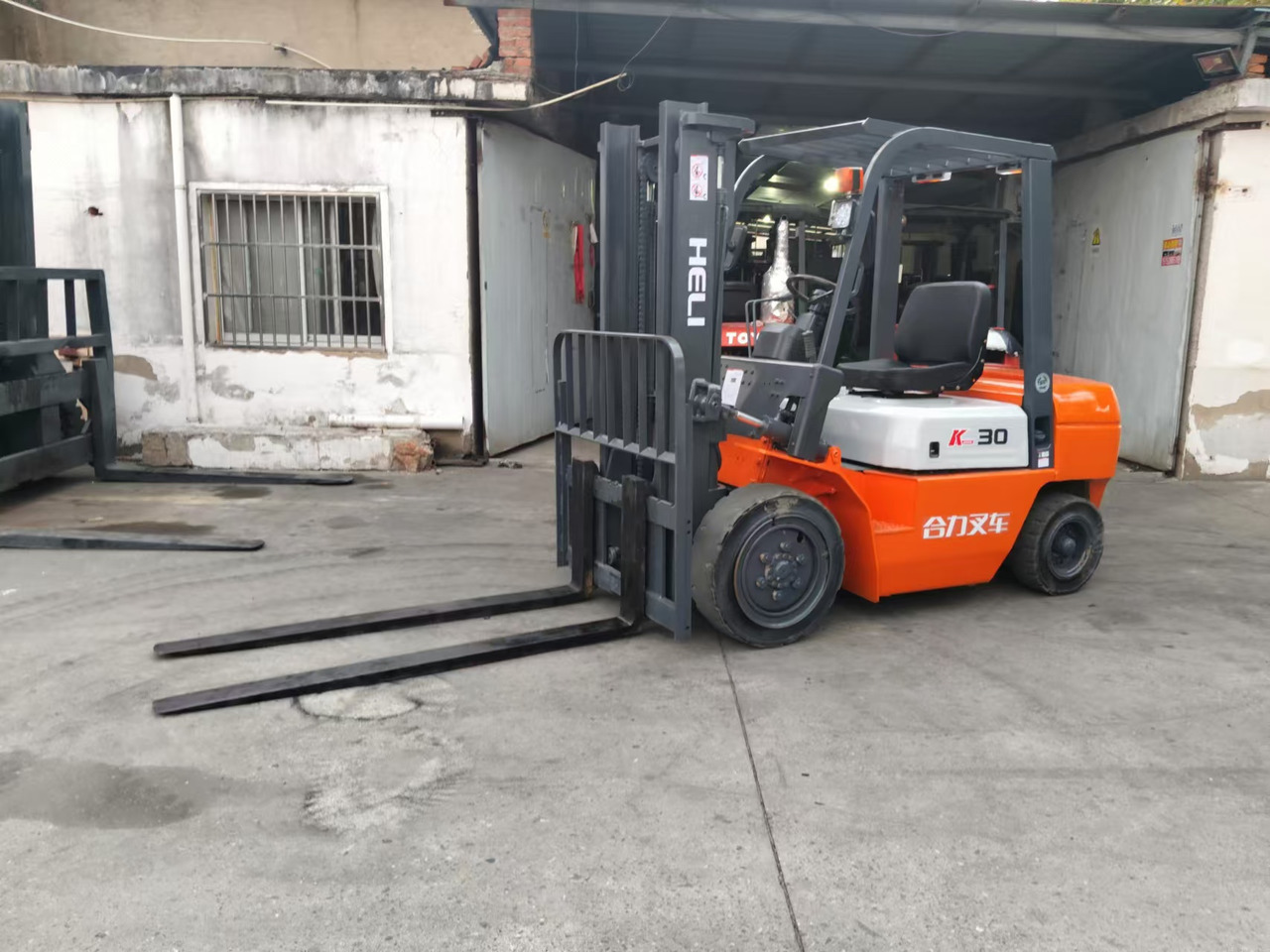 HELI k30 used diesel forklift Customizable mast clamps - Diesel forklift: picture 2 HELI k30 used diesel forklift Customizable mast clamps - Diesel forklift: picture 2
