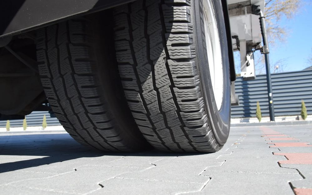 Refrigerator truck Iveco DAILY 70C18 / 3.0 - 180 KM / AUTOMAT HI-MATIC / 3 OSOBY / CHŁODNIA - MROŹNIA 4,55 M / AGREGAD FRIGOBLOCK / WINDA SORENSEN / KLIMA / TEMPOMAT / KAMERA COFANIA / REGULOWANE ZAWIESZENIE / SERWISOWA: picture 15 Refrigerator truck Iveco DAILY 70C18 / 3.0 - 180 KM / AUTOMAT HI-MATIC / 3 OSOBY / CHŁODNIA - MROŹNIA 4,55 M / AGREGAD FRIGOBLOCK / WINDA SORENSEN / KLIMA / TEMPOMAT / KAMERA COFANIA / REGULOWANE ZAWIESZENIE / SERWISOWA: picture 15
