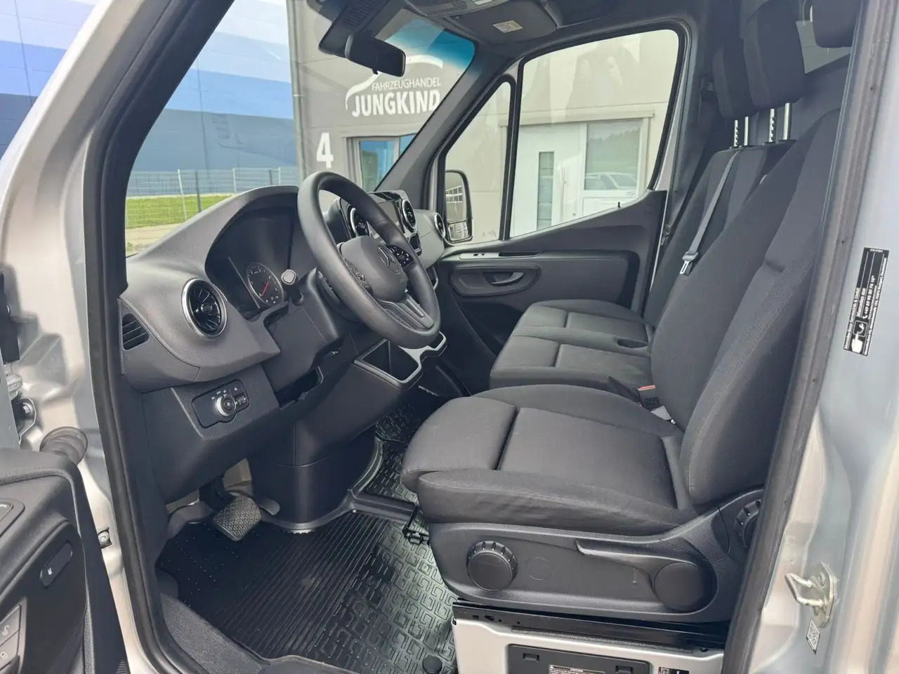 Mercedes-Benz Sprinter 317 CDI Flach Lang Silber Klima MBUX - Panel van: picture 4 Mercedes-Benz Sprinter 317 CDI Flach Lang Silber Klima MBUX - Panel van: picture 4