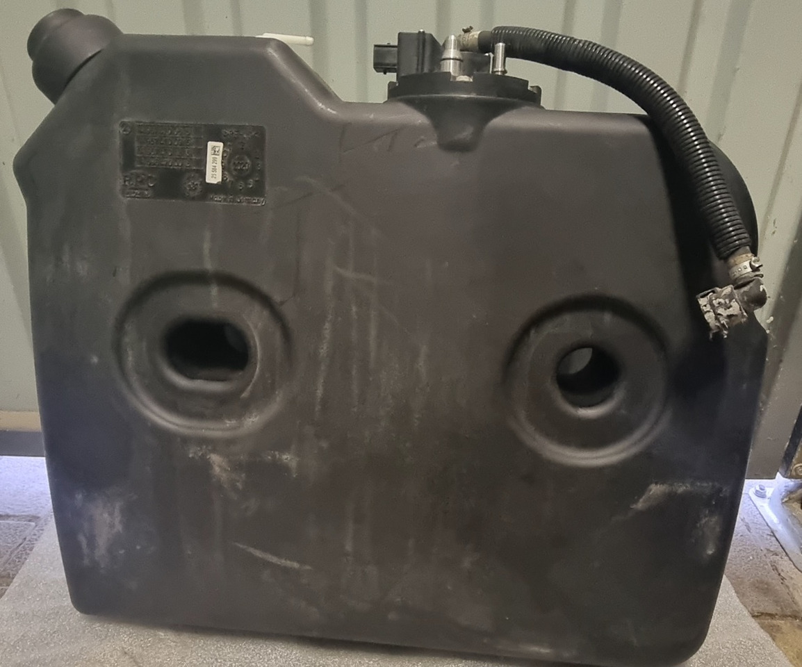 MERCEDES-BENZ A9674700815 - AdBlue tank for Truck: picture 4 MERCEDES-BENZ A9674700815 - AdBlue tank for Truck: picture 4