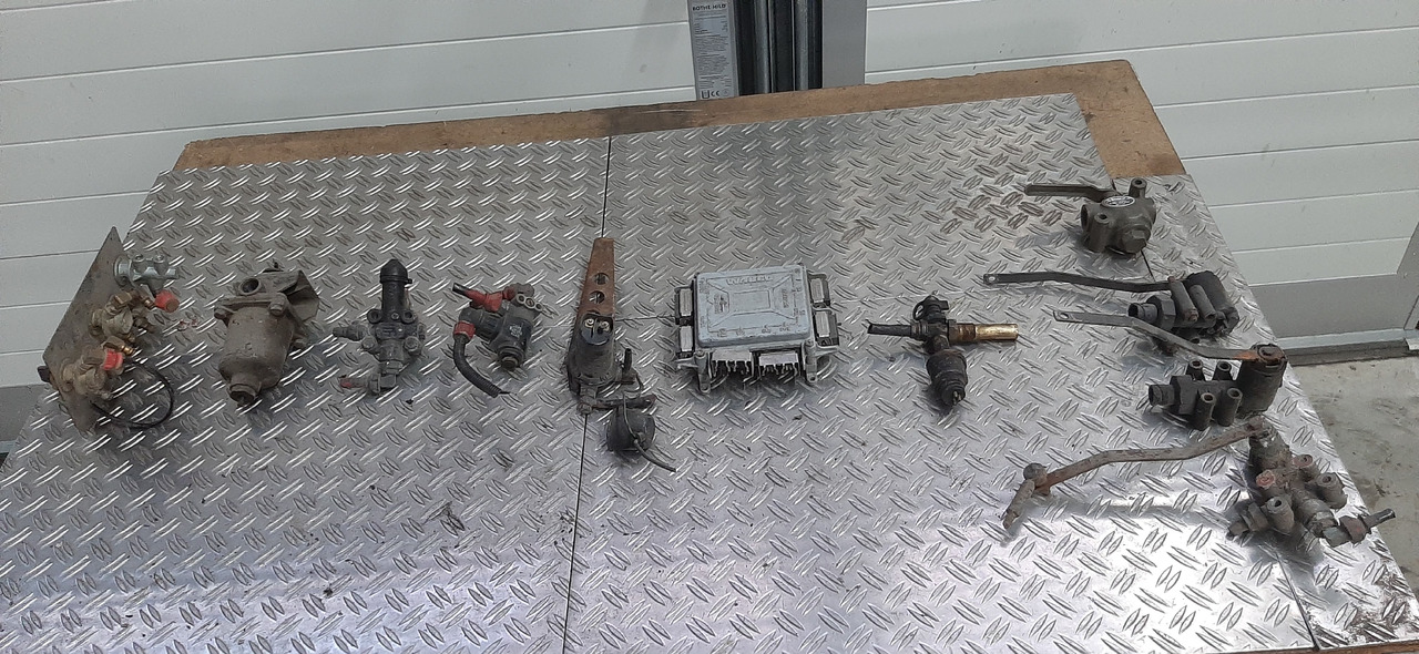 Gebrauchte diverse MAN + MB Luftventile, Steuerventile u. Steuergerät, Artikel - Nr. : 81.99999 - - ECU for Truck: picture 1 Gebrauchte diverse MAN + MB Luftventile, Steuerventile u. Steuergerät, Artikel - Nr. : 81.99999 - - ECU for Truck: picture 1