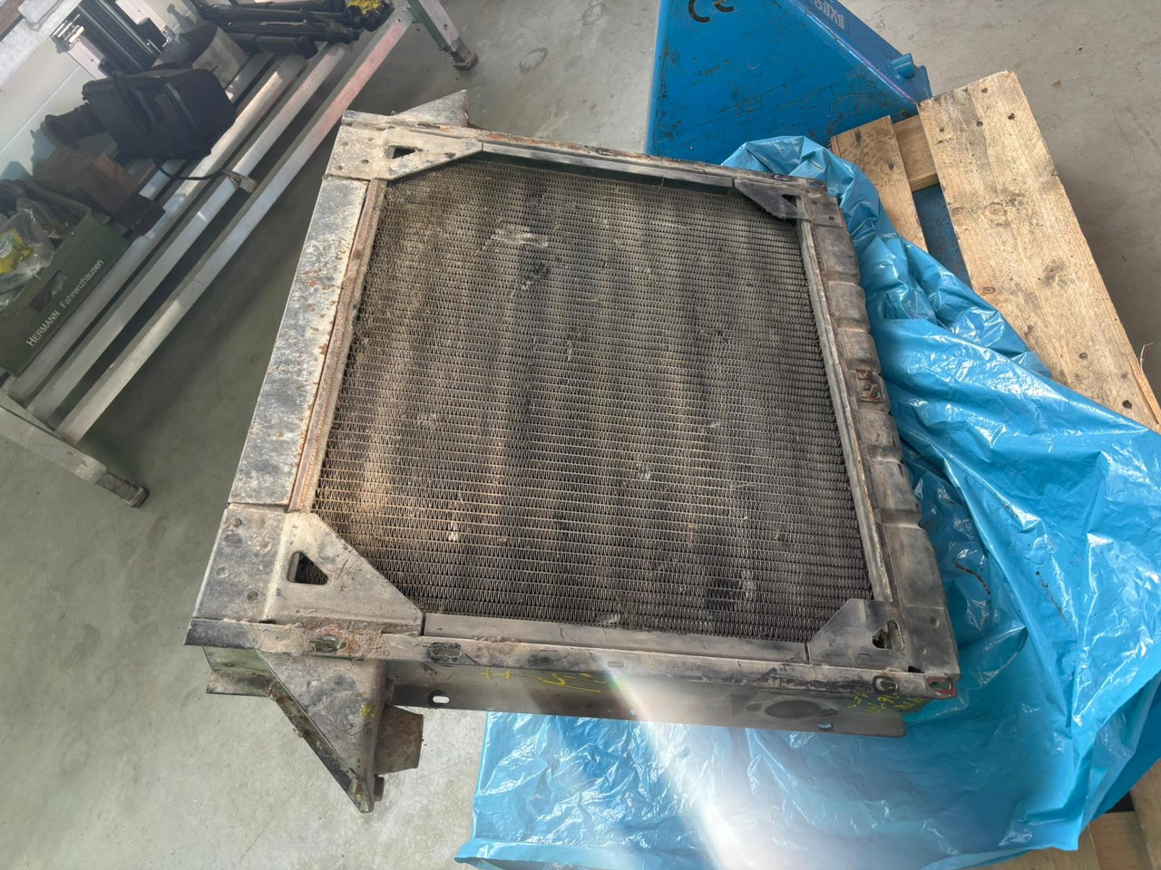 Gebrauchter MAN Kühler F8, Artikel - Nr. : 81.0610 - 16152 - Radiator for Truck: picture 1 Gebrauchter MAN Kühler F8, Artikel - Nr. : 81.0610 - 16152 - Radiator for Truck: picture 1