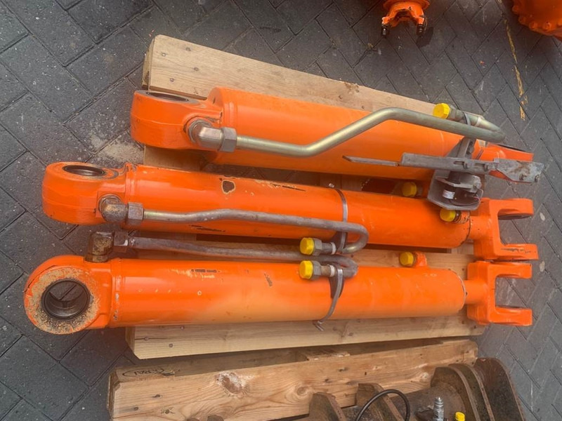 FIAT-HITACHI W 170 - Lifting cylinder/Hubzylinder/Hefcilinder - Hydraulics: picture 2 FIAT-HITACHI W 170 - Lifting cylinder/Hubzylinder/Hefcilinder - Hydraulics: picture 2