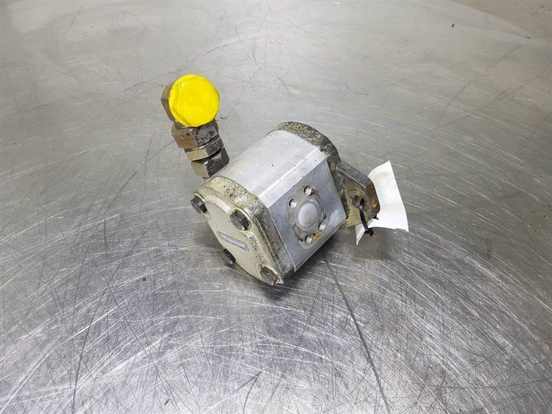 O & K L20I-Haldex W15A1-33-R-5-K-06-N-N-Gearpump - Hydraulics: picture 2 O & K L20I-Haldex W15A1-33-R-5-K-06-N-N-Gearpump - Hydraulics: picture 2