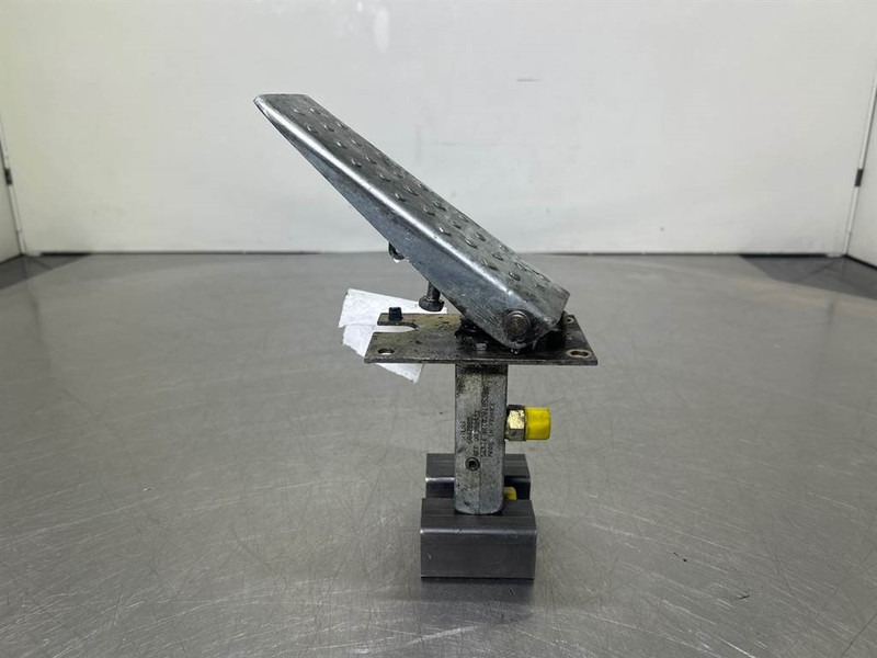 Terex TW150-Atlas 6049419/6047885-Gas pedal - Cab and interior for Construction machinery: picture 2 Terex TW150-Atlas 6049419/6047885-Gas pedal - Cab and interior for Construction machinery: picture 2