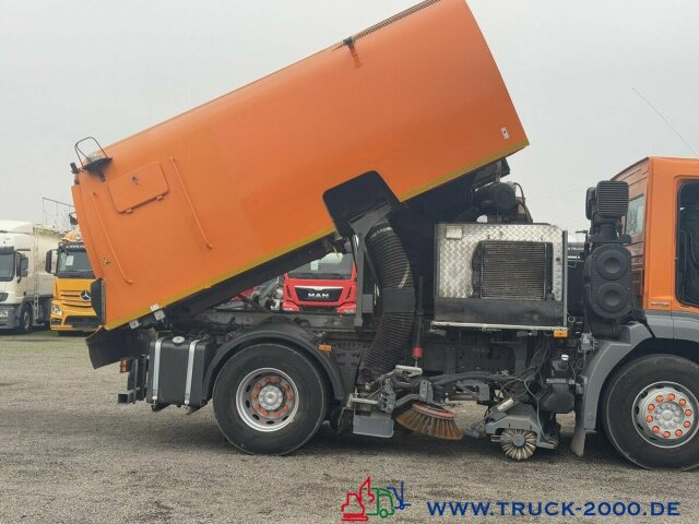 Mercedes-Benz 1833 Bucher Optifant 70 Separat Motor EasyDrive - Road sweeper: picture 3 Mercedes-Benz 1833 Bucher Optifant 70 Separat Motor EasyDrive - Road sweeper: picture 3