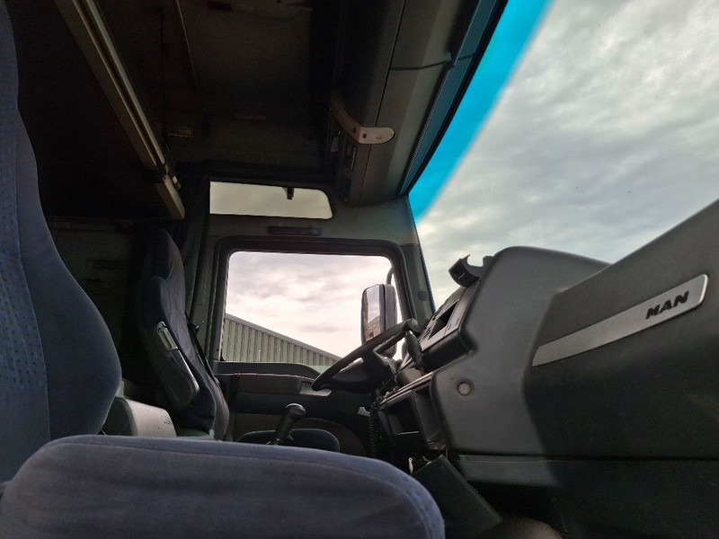 Cab chassis truck MAN TGA 26.390 6X2: picture 17