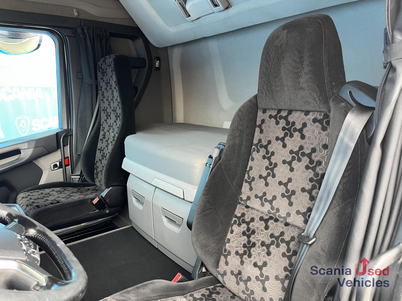 SCANIA R 450 A4x2LB RETARDER DIFF-L P-AIRCO FULL AIR - Tractor unit: picture 3 SCANIA R 450 A4x2LB RETARDER DIFF-L P-AIRCO FULL AIR - Tractor unit: picture 3