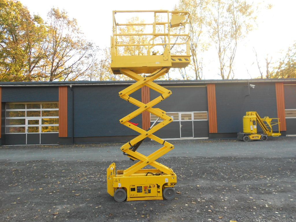 Genie GS 1330, Leichtscherenarbeitsbühne Genie 5,9 m - Truck mounted aerial platform: picture 1 Genie GS 1330, Leichtscherenarbeitsbühne Genie 5,9 m - Truck mounted aerial platform: picture 1