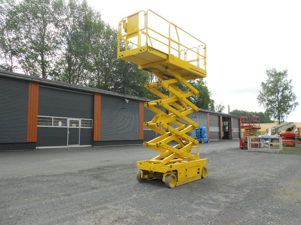 Genie GS 3246, Scherenarbeitsbühne Genie 11,9 m - Scissor lift: picture 2 Genie GS 3246, Scherenarbeitsbühne Genie 11,9 m - Scissor lift: picture 2