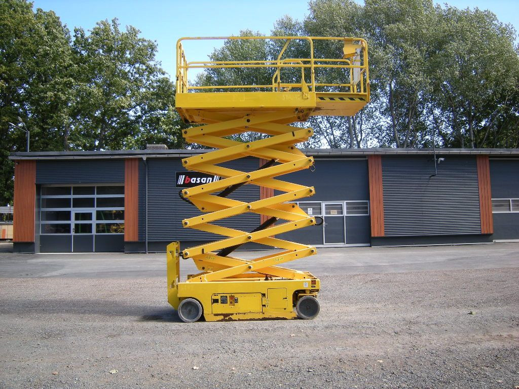 Genie GS 4047 Scherenarbeitsbühne Genie 14 m - Truck mounted aerial platform: picture 1 Genie GS 4047 Scherenarbeitsbühne Genie 14 m - Truck mounted aerial platform: picture 1