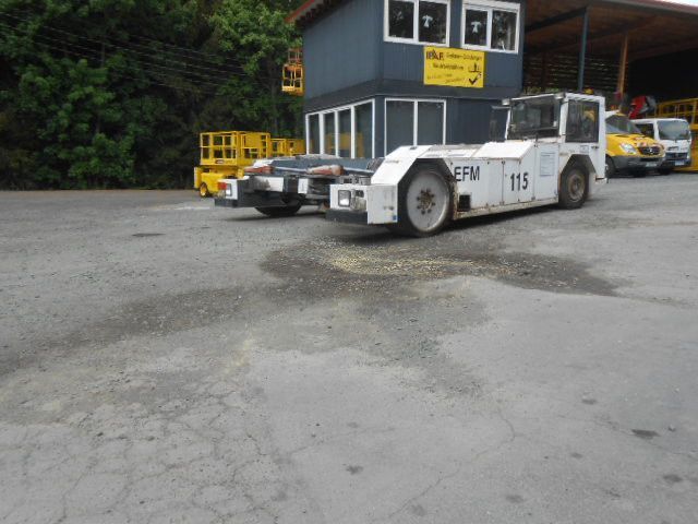 MAN AM110 Flugzeugschlepper MAN AM110 Flugzeugschlepper - Pushback tractor: picture 2 MAN AM110 Flugzeugschlepper MAN AM110 Flugzeugschlepper - Pushback tractor: picture 2