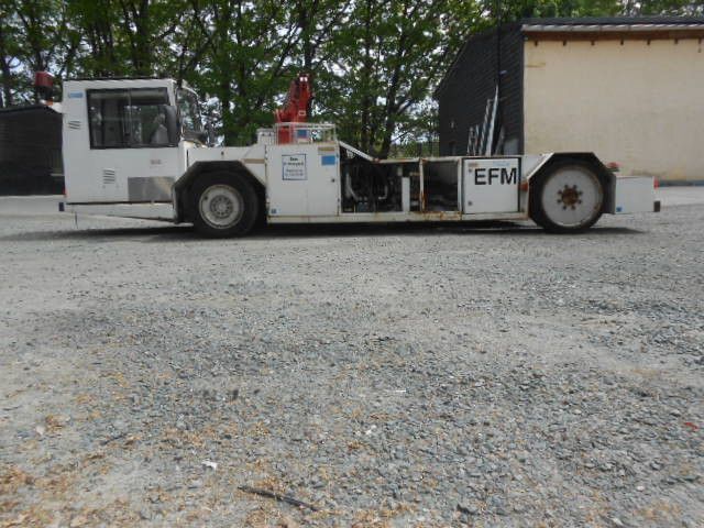 MAN AM110 Flugzeugschlepper MAN AM110 Flugzeugschlepper - Pushback tractor: picture 5 MAN AM110 Flugzeugschlepper MAN AM110 Flugzeugschlepper - Pushback tractor: picture 5