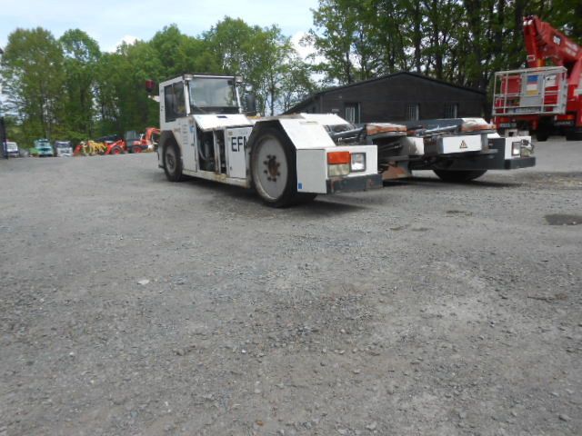 MAN AM110 Flugzeugschlepper MAN AM110 Flugzeugschlepper - Pushback tractor: picture 4 MAN AM110 Flugzeugschlepper MAN AM110 Flugzeugschlepper - Pushback tractor: picture 4