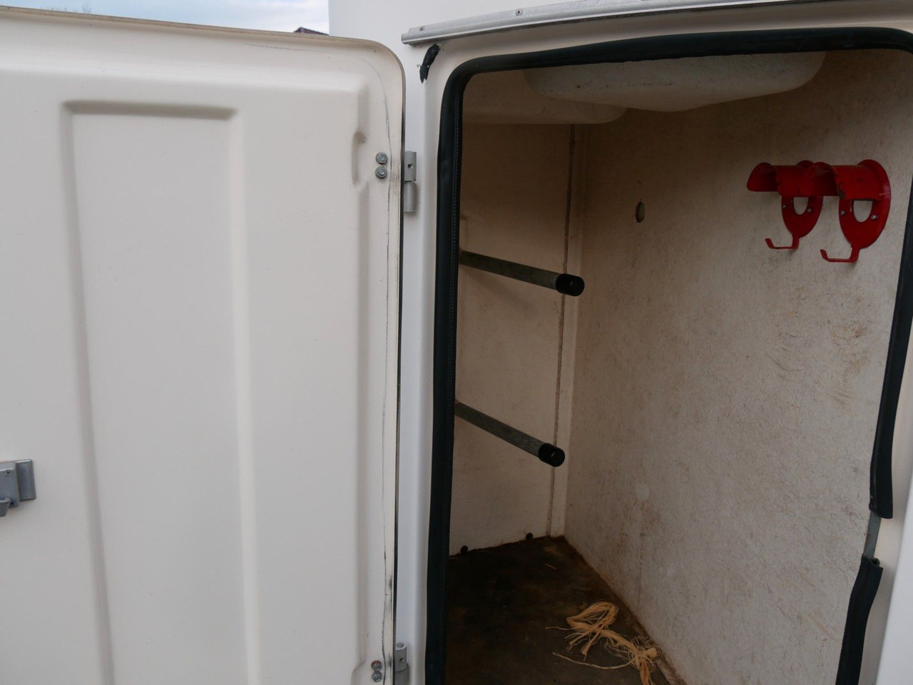 Sluis Vollpoly 2 Pferde mit Sattelkammer - Livestock trailer: picture 3 Sluis Vollpoly 2 Pferde mit Sattelkammer - Livestock trailer: picture 3