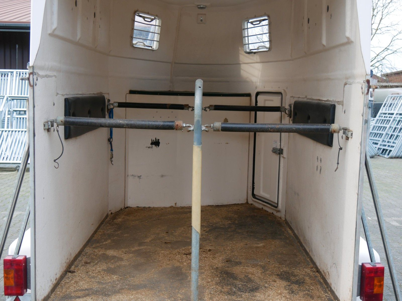 Sluis Vollpoly 2 Pferde mit Sattelkammer - Livestock trailer: picture 5 Sluis Vollpoly 2 Pferde mit Sattelkammer - Livestock trailer: picture 5