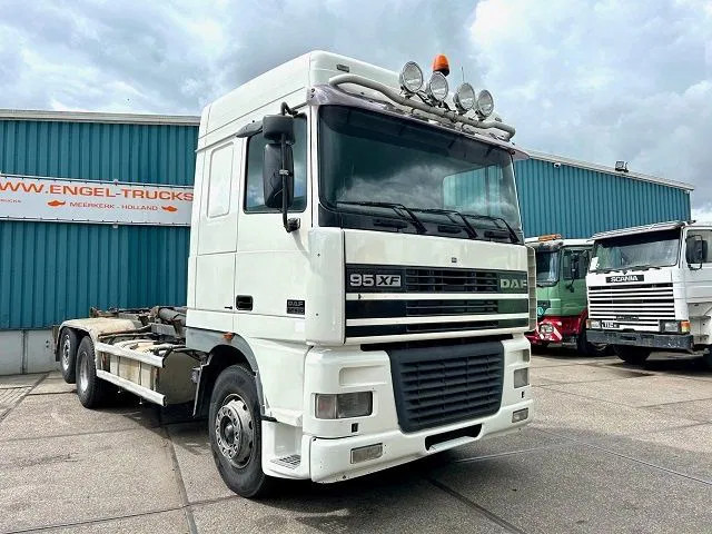 DAF 95.480 XF SPACECAB 6x2 WITH HOOK-ARM SYSTEM (EURO 3 / ZF16 MANUAL GEARBOX / ZF-INTARDER / STEEL-/AIR SUSPENSION / AIRCONDITIONIN - Hook lift truck: picture 2 DAF 95.480 XF SPACECAB 6x2 WITH HOOK-ARM SYSTEM (EURO 3 / ZF16 MANUAL GEARBOX / ZF-INTARDER / STEEL-/AIR SUSPENSION / AIRCONDITIONIN - Hook lift truck: picture 2