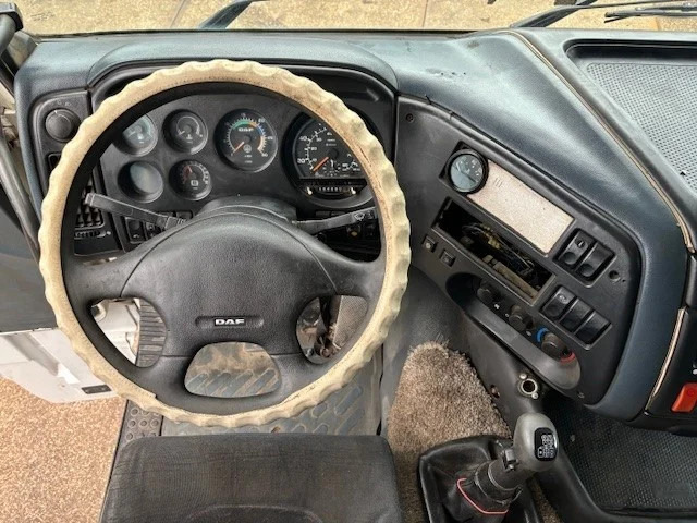 Interior photo 1: DAF 95.380 XF SPACECAB (EURO 2 (MECHANICAL PUMP & INJECTORS) / ZF16 MANUAL GEARBOX / AIRCONDITIONING) on lease DAF 95.380 XF SPACECAB (EURO 2 (MECHANICAL PUMP & INJECTORS) / ZF16 MANUAL GEARBOX / AIRCONDITIONING)