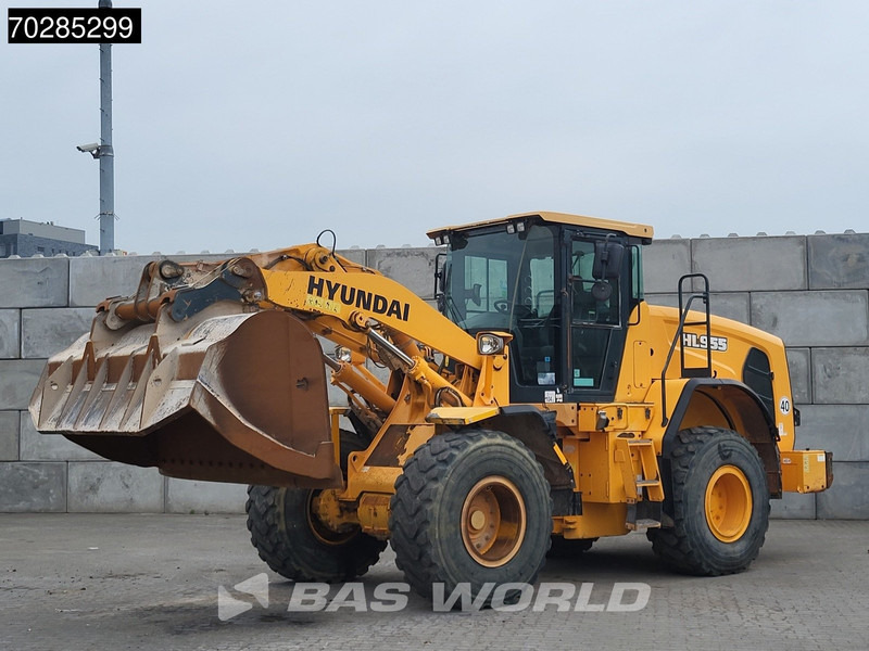Hyundai HL955 - Wheel loader: picture 3 Hyundai HL955 - Wheel loader: picture 3