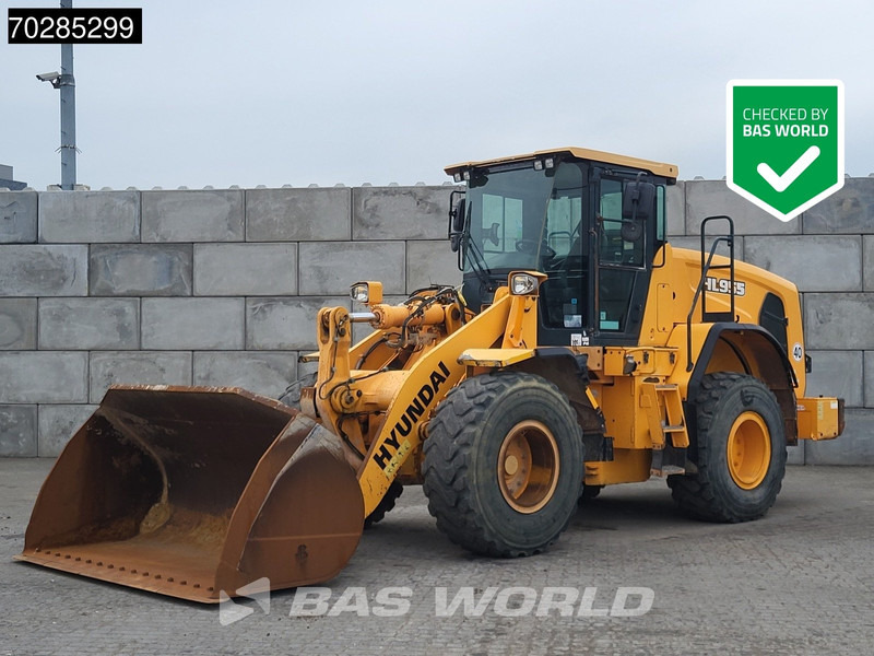 Hyundai HL955 - Wheel loader: picture 1 Hyundai HL955 - Wheel loader: picture 1